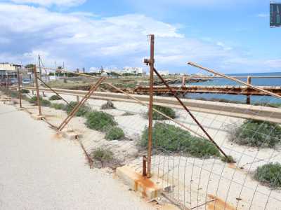 Il tutto mentre la piccola barriera e le deboli recinzioni poste per questioni di sicurezza sono state consumate dagli agenti atmosferici e oggi rappresentano solo un ulteriore rischio per i passanti